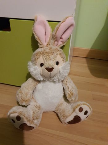 Grand lapin en peluche