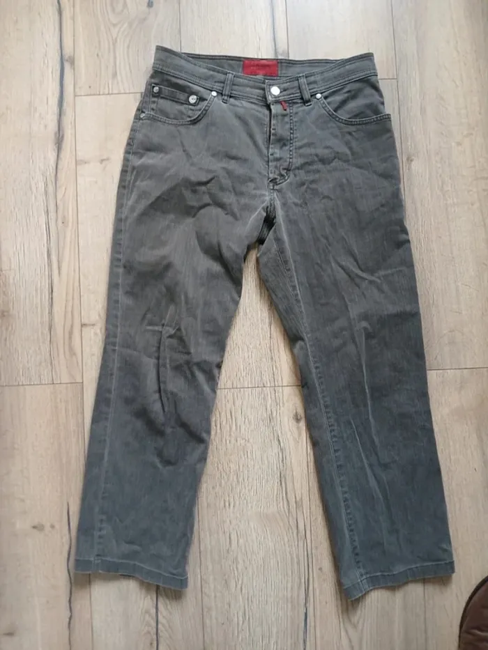 Jean gris pierre cardin taille haute W32 L34 mais correspond à un L30