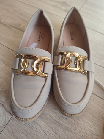 Mocassins beiges et boucle dorée