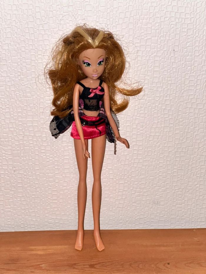 Poupée winx  flora rockstar