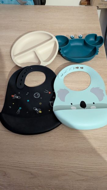 Lot assiette et bavoir