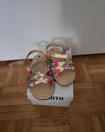 Sandales neuves taille 25 liberto