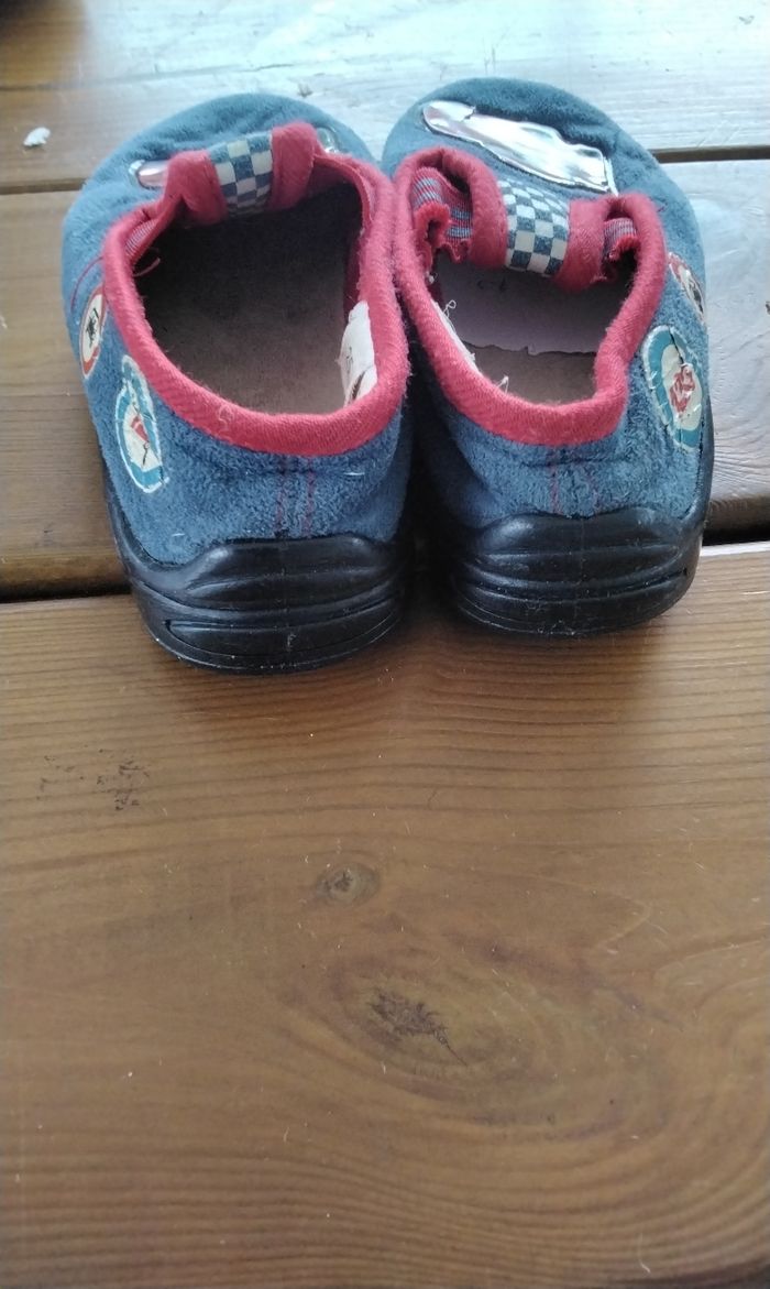 Chaussons  ,voiture  Cars ,Disney  Pixar  ,pointure  25 - photo numéro 2