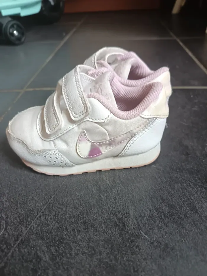 Baskets Nike Md Valiant PS scratch fille Blanc rose 21