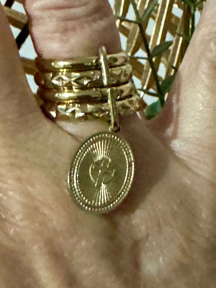 Bague 4 alliances travaillées breloque médaille croix taille 50 - photo numéro 3