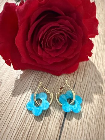 Boucles d’oreilles dorées avec fleurs  bleu turquoise  tendances (diamètre :1,6cm) 