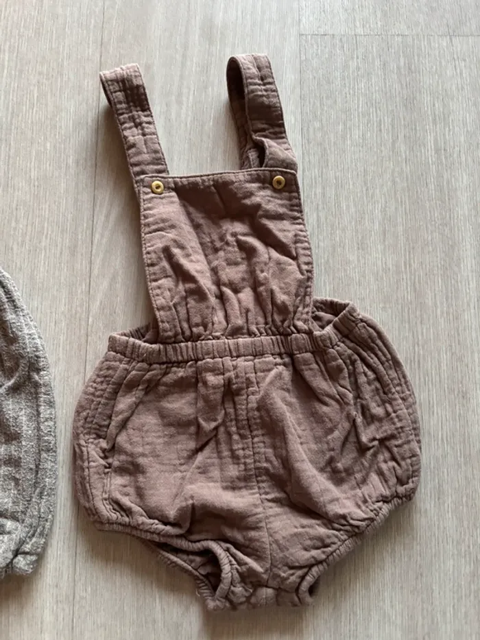 Lot  2 salopettes short 12 mois - photo numéro 4