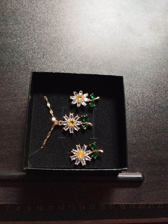 Boucles d'oreilles et pendentif fleur avec coffret cadeau - photo numéro 3