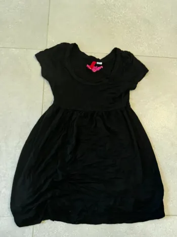 Robe noire taille 36, très bon état