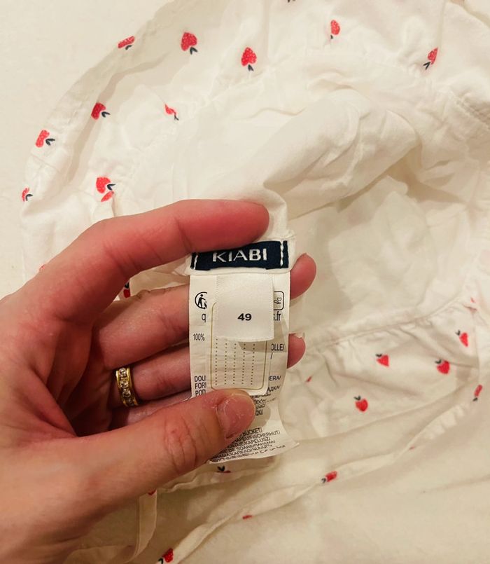Chapeau / Bob blanc avec petites fraises en forme de cœurs Kiabi taille 49 - photo numéro 6