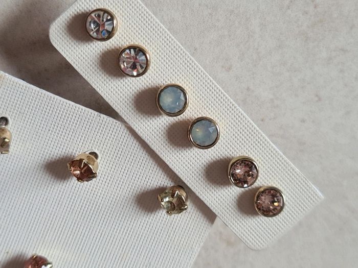 Clous d'oreilles couleur pastel - photo numéro 2