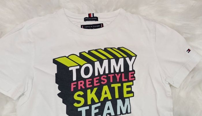 Tee shirt tommy Hilfiger 8ans - photo numéro 3