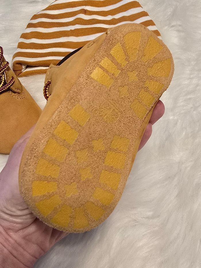 NEUFS! 🏷🤩🥰 SUBLIME ensemble chaussures pointure 17 et bonnet TIMBERLAND unisex !🤎😍🤩⚘️ - photo numéro 4