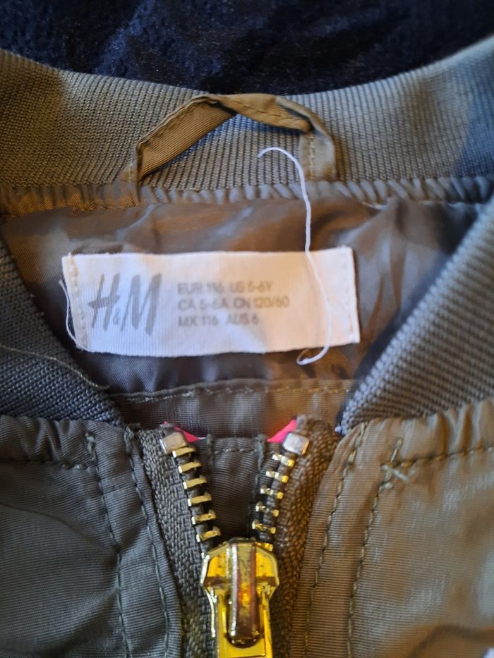 Blouson de chez H&M. Couleur kaki avec des motifs. Pour fille taille 5-6 ans 116cm. - photo numéro 5