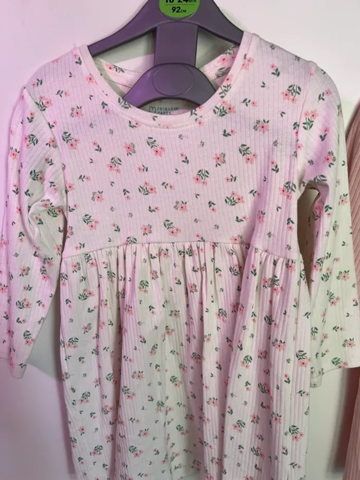 Lot 2 robes rose et fleurs fille Primark 18-24mois 92cm - photo numéro 2