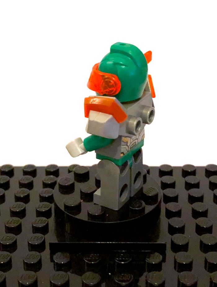 LEGO Nexo Knights - "Aaron Fox, trans-neon orange visor" - photo numéro 4
