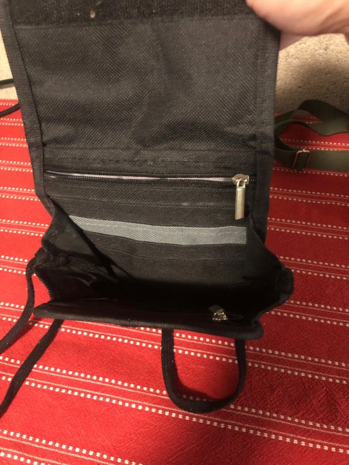 Plusieurs petits sacs bandoulière en bon état - photo numéro 3