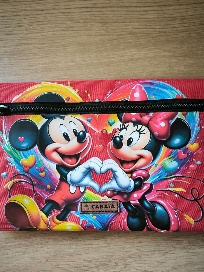 Magnifique pochette avant Cabaia 😍
Customisée motif Mickey et Minnie avec coeur - photo numéro 2