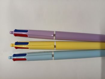 3 stylos BIC 4 COULEURS-  corps coloré- neufs-