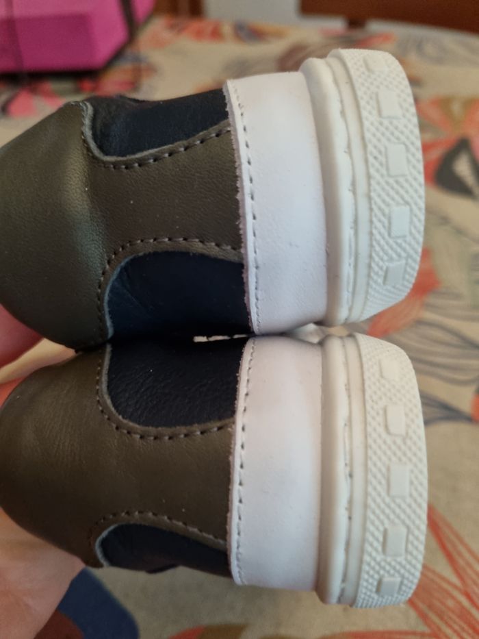 Baskets neuves cuir bleu marine taille 23 - photo numéro 5