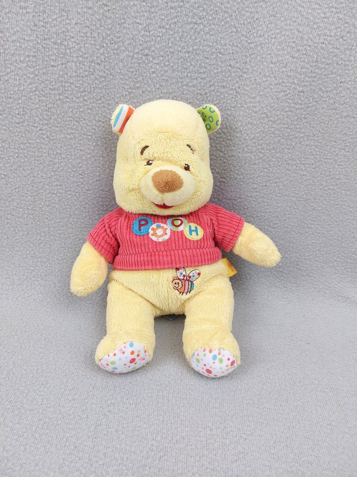 Peluche doudou Winnie l’ourson DISNEY BABY NICOTOY 24 cm pull rouge pooh abeille
