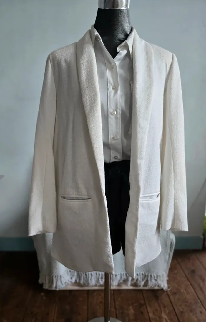 Blazer long blanc crème Kiabi.