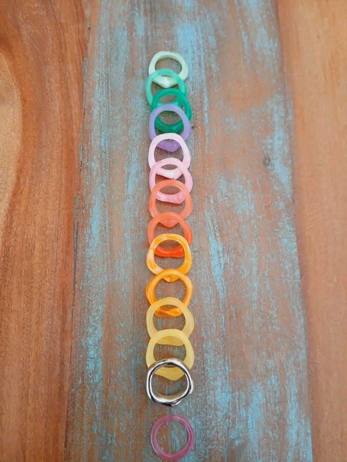 Lot de 14 bagues en acrylique arc en ciel - photo numéro 3