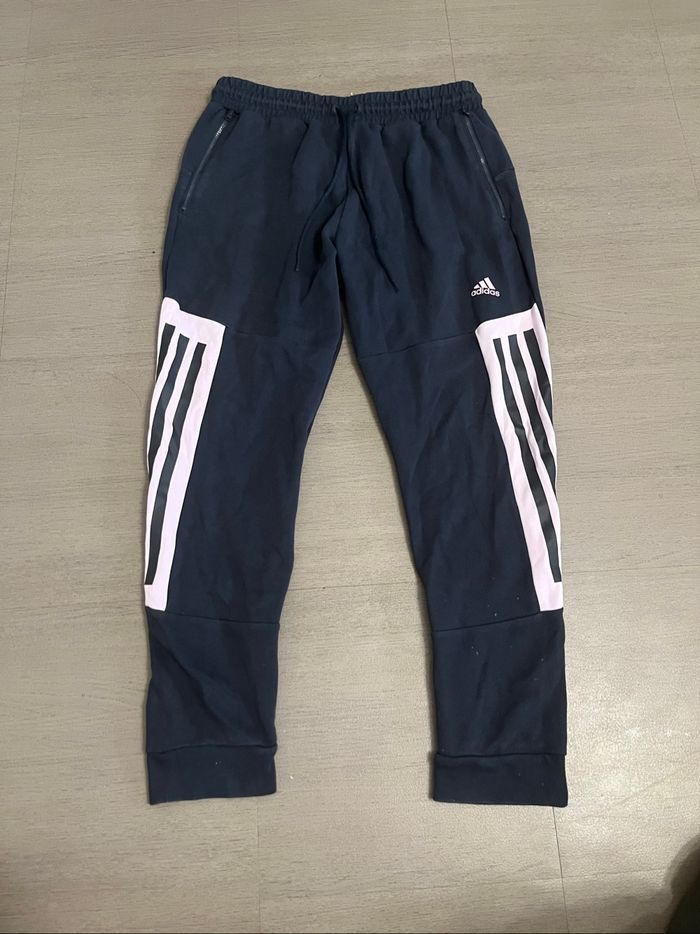 Jogging Adidas Marine – Bandes Roses – Taille L