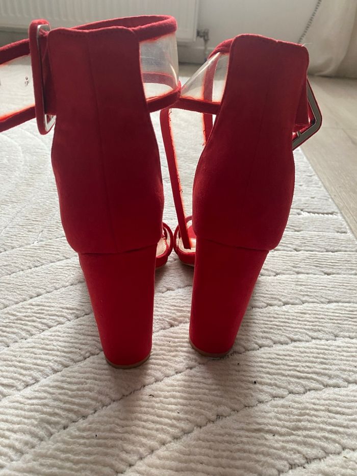 Paire de talons rouges - photo numéro 4