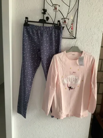 Lots 2 pyjamas  1 chemise de nuit avec étiquettes