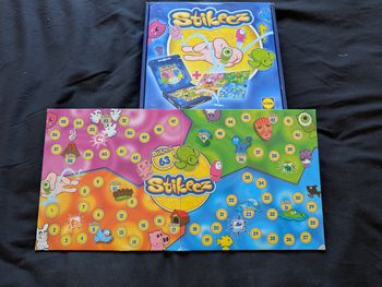 Coffret Jeu de Plateau Stikeez – Collection Complète + Figurines Bonus