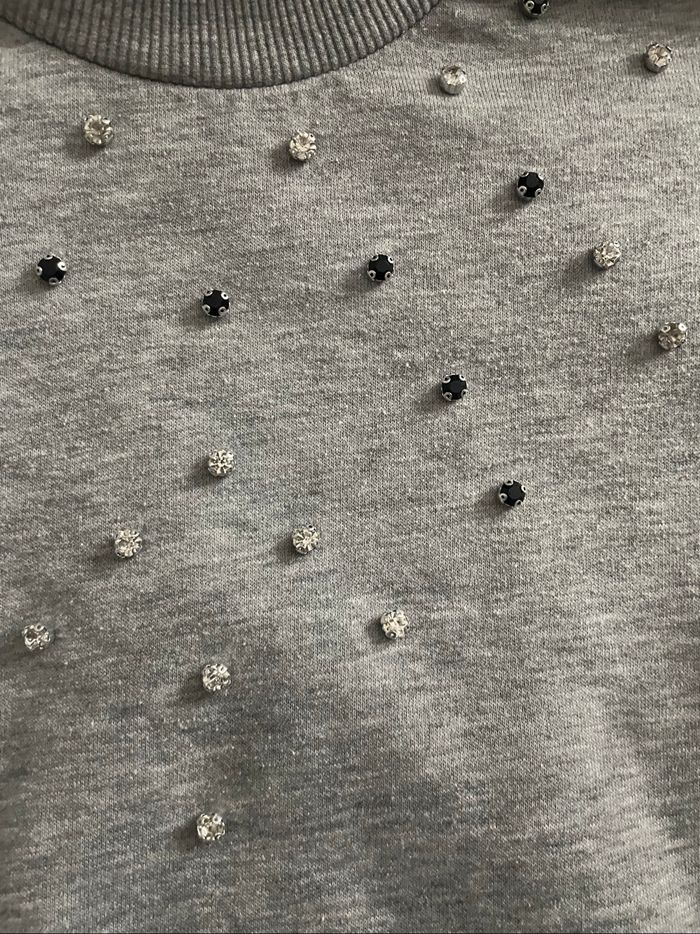 Pull gris à strass - photo numéro 2