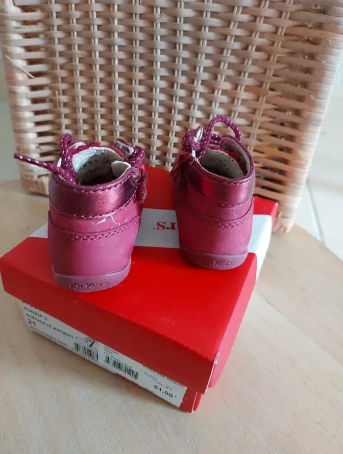 Chaussures kickers bordeaux et pailletté hello kitty
P21 tbe - photo numéro 6