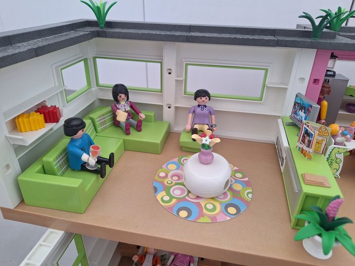 Maison moderne playmobil + extension, piscine, studio invités, voiture et nombreux accessoires et personnages - photo numéro 5