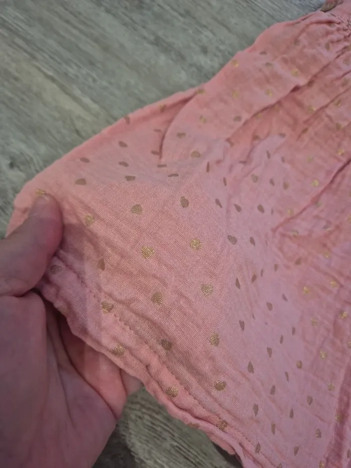 Robe été rose en gaze de coton avec coeur doré,  culotte et chapeau - photo numéro 3
