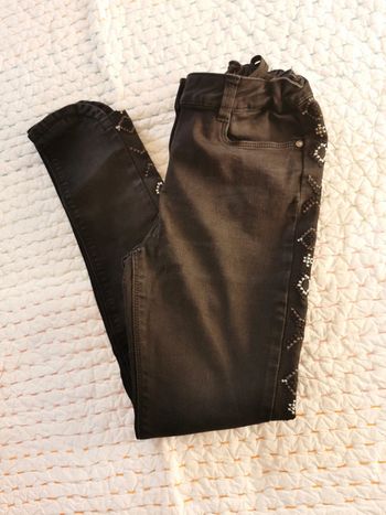 Pantalon noir et broderies
