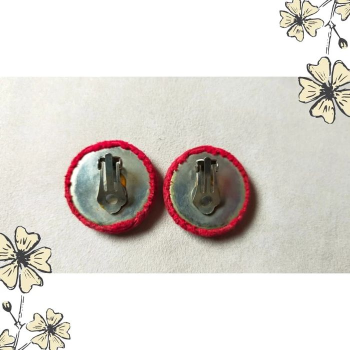 Boucles d’oreilles vintage à clip – Tissu rouge texturé - photo numéro 6