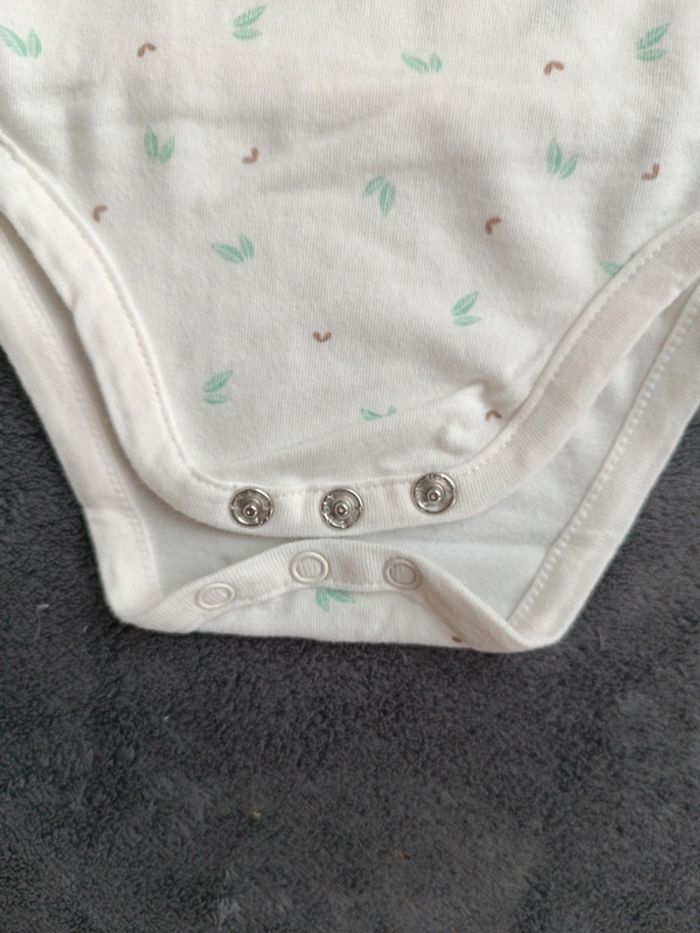 Ensemble pyjama et bodie et bavoir - photo numéro 4