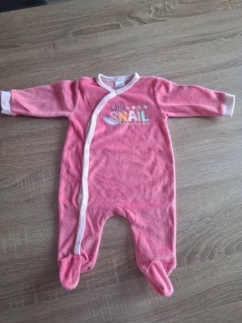 Jolie pyjama fille taille 3mois. Très bon état. Sans marque