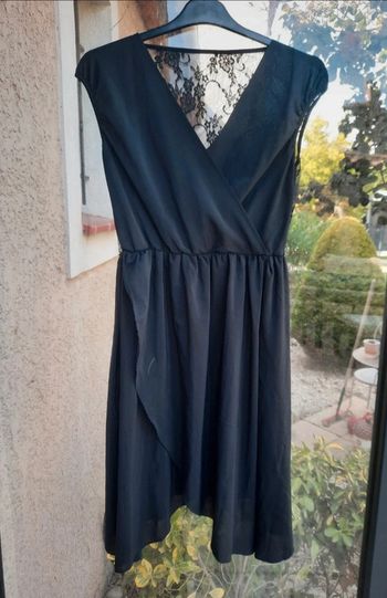 Robe chic noire en satin et dos en dentelle T36