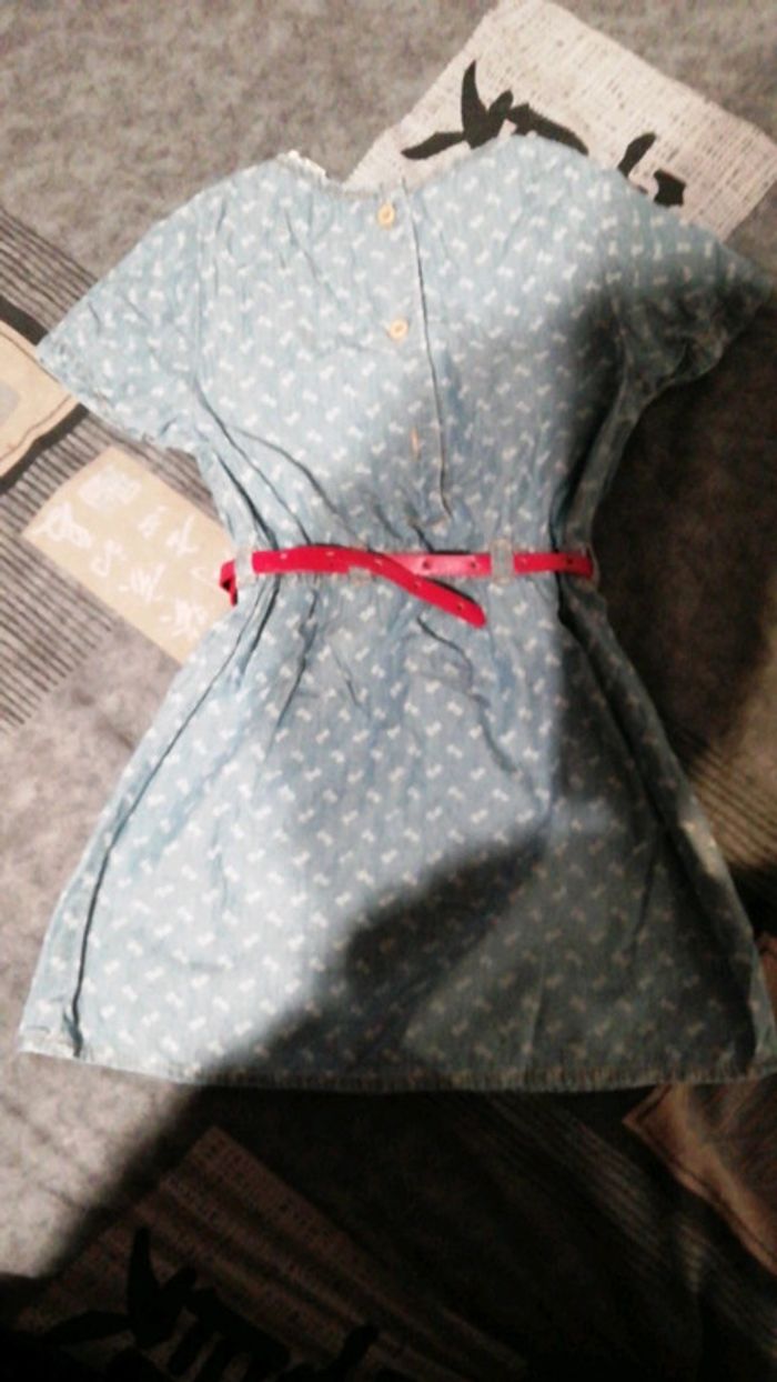Très jolie robe jeans avec ceinture rouge - photo numéro 4