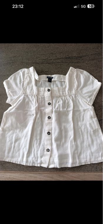  Vends chemisier fille taille 5 ans en très bon état 