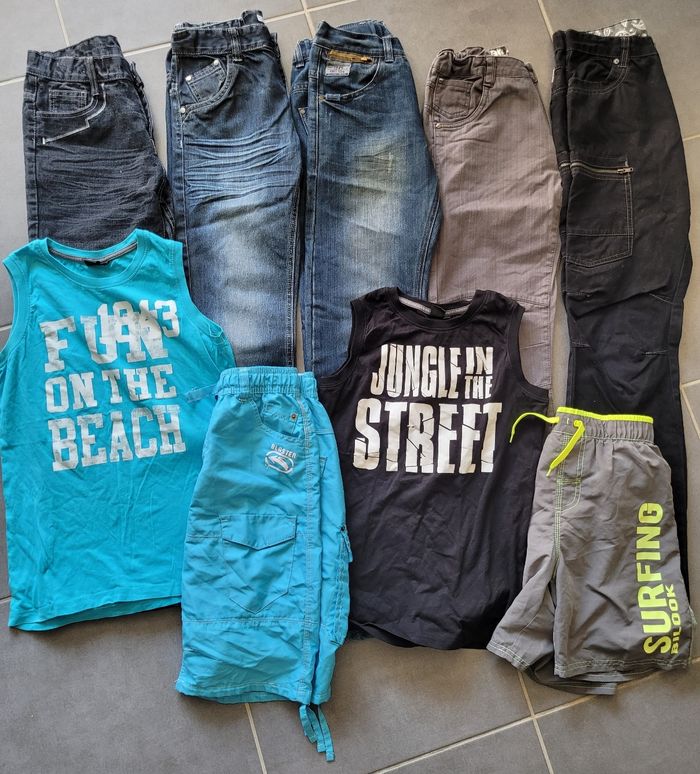Lot de vêtements 14 ans très bon état 5 jeans + 2 débardeurs + 2 shorts de bain