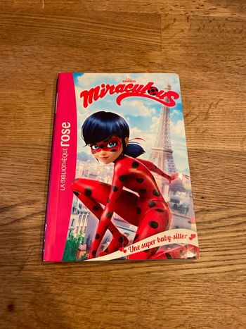 Livre La bibliothèque Rose Miraculous Une super baby sitter Numéro 1