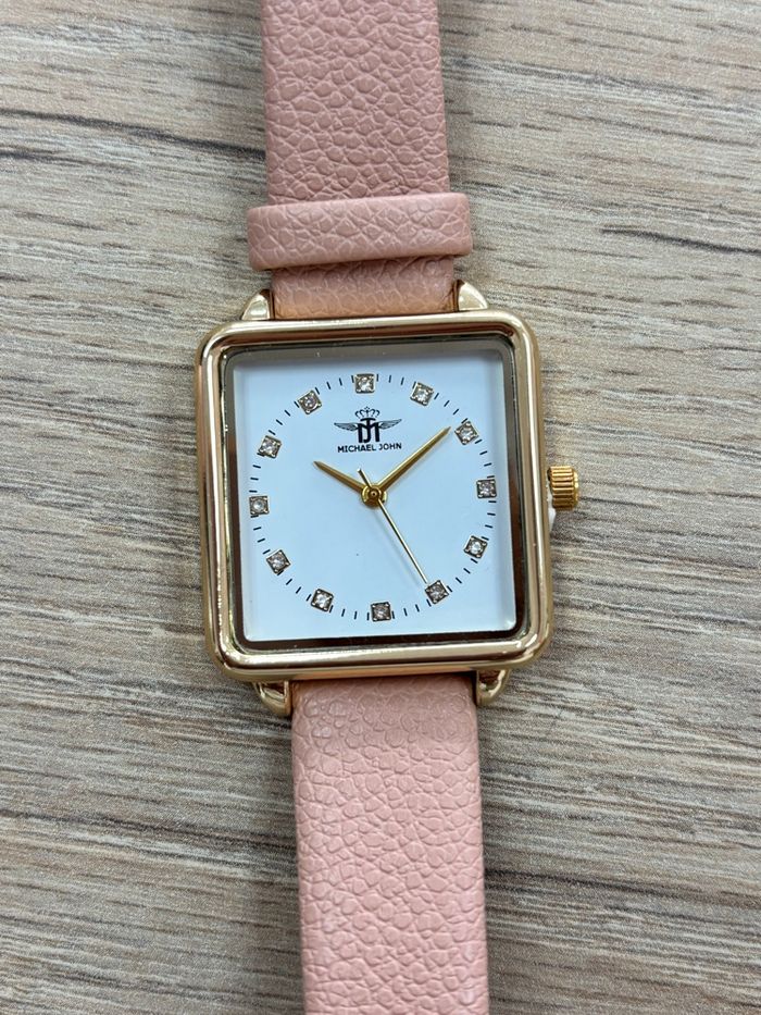 Montre femme dorée bracelet rose cadran rectangle doré - photo numéro 1