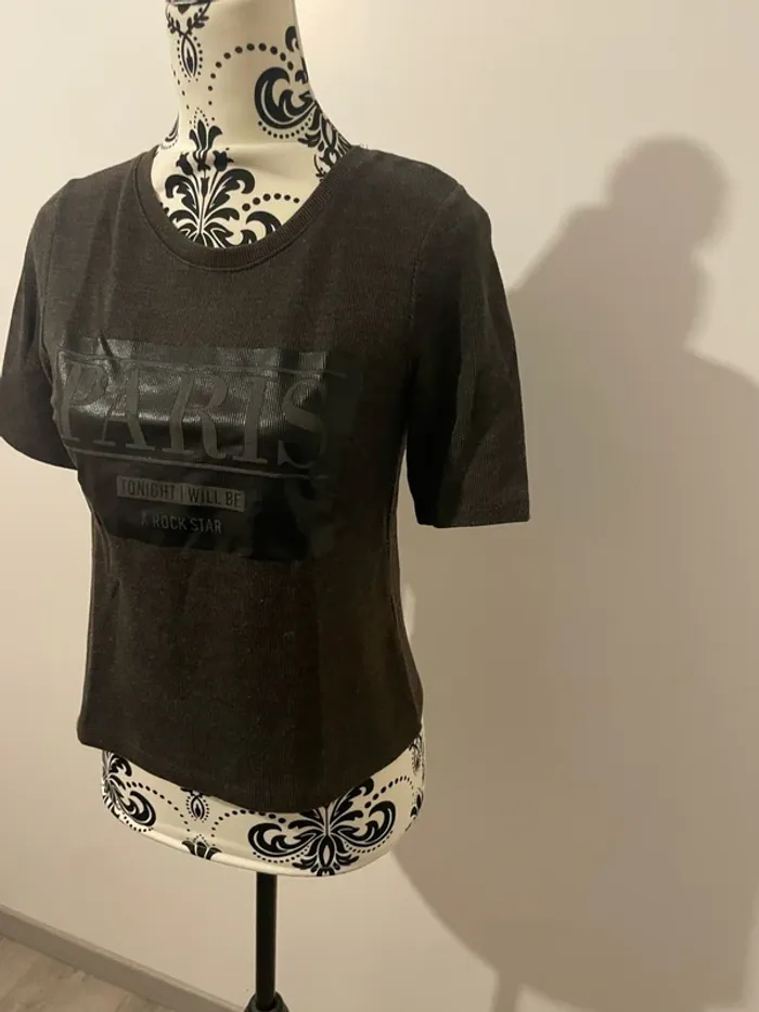 T-shirt à manches courtes gris foncé côtelé et noir Paris Jennyfer taille S - photo numéro 4