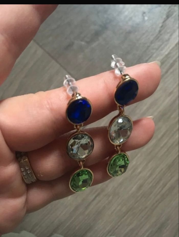 Jolies boucles d’oreilles pendantes NEUVES avec pierres couleurs bleu foncé, blanc et vert - photo numéro 6