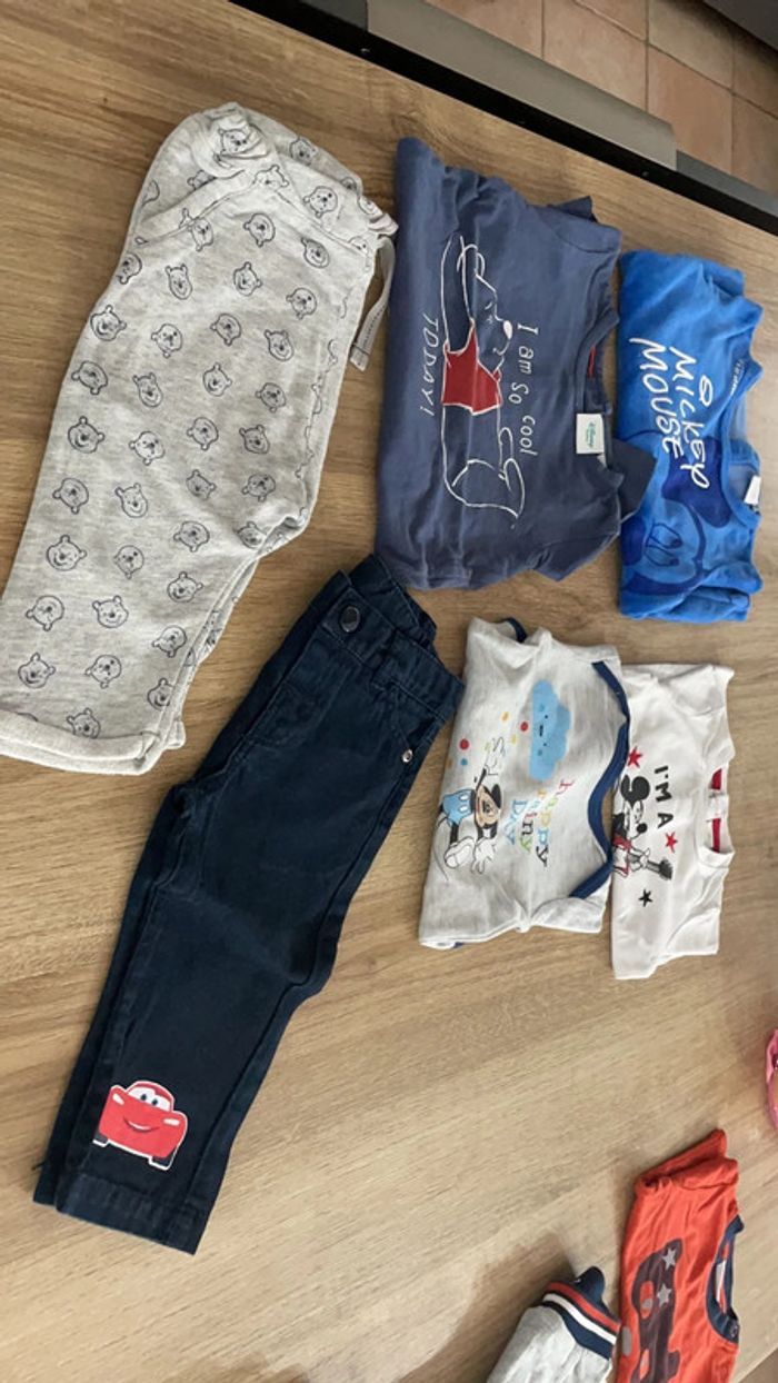 Lot de 6 vetements Disney en 9 mois - photo numéro 2