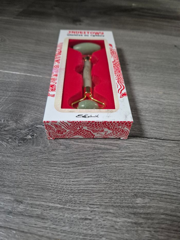 Rouleau de jade / Accessoire de massage pour le visage - photo numéro 2