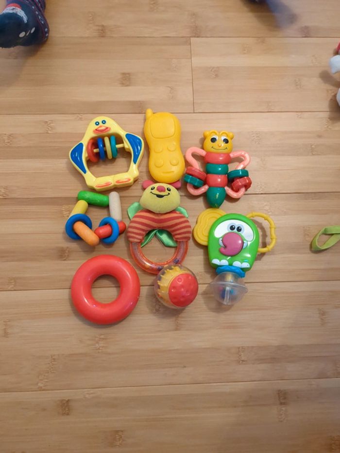 Lot hochets , anneaux, balles